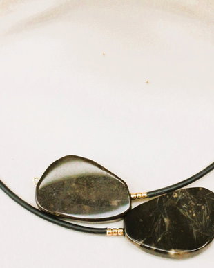 Colier handmade cu pietre din lemn fosil de palmier