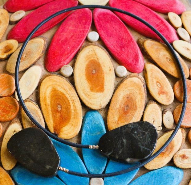 Colier handmade cu pietre din lemn fosil de palmier - Eleganță inspirată de natură