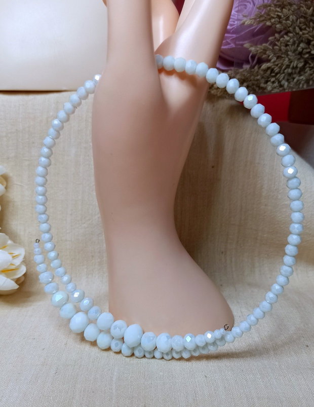 Colier cu cristale albe pe sârmă memory, colier delicat și elegant pentru femei rafinate.