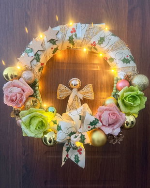 Coroniță Crăciun handmade cu îngeraș, lumini LED și trandafiri decorativi  decor ușă elegant