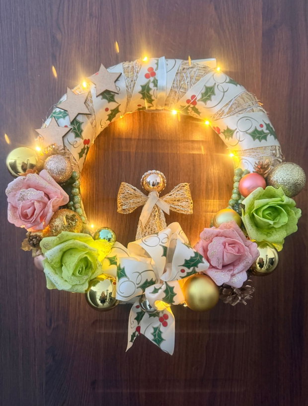 Coroniță Crăciun handmade cu îngeraș, lumini LED și trandafiri decorativi decor ușă elegant