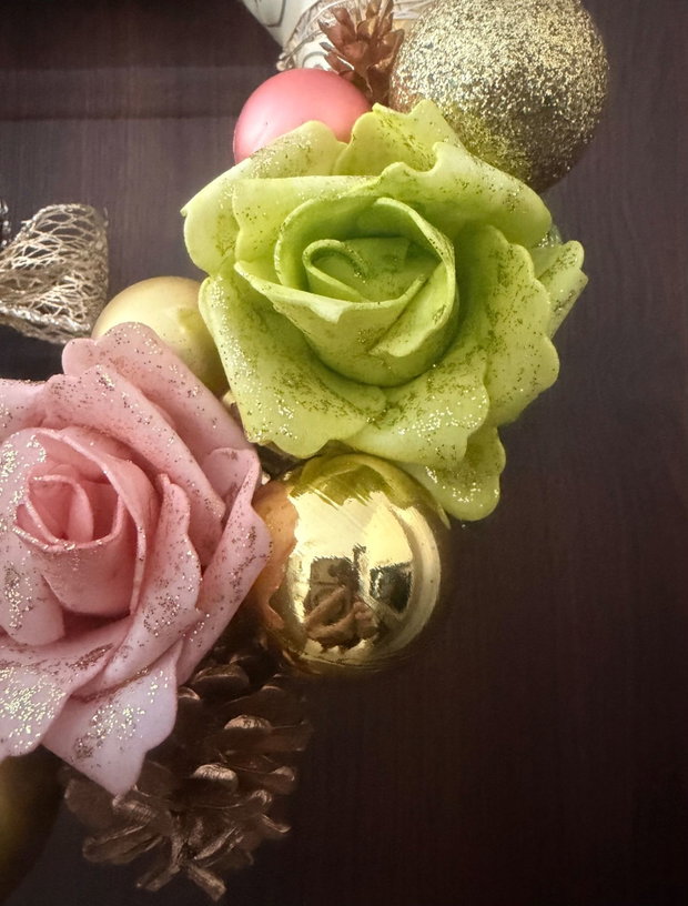 Coroniță Crăciun handmade cu îngeraș, lumini LED și trandafiri decorativi decor ușă elegant