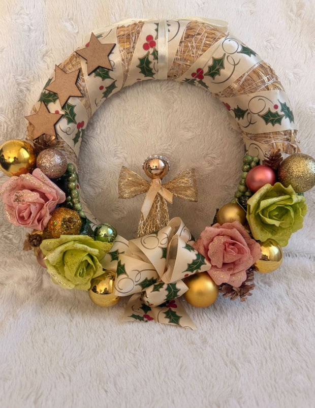 Coroniță Crăciun handmade cu îngeraș, lumini LED și trandafiri decorativi decor ușă elegant