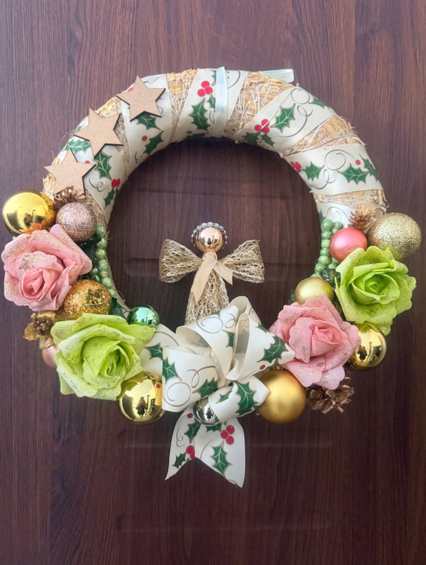 Coroniță Crăciun handmade cu îngeraș, lumini LED și trandafiri decorativi decor ușă elegant