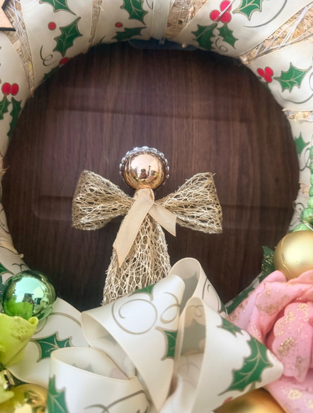 Coroniță Crăciun handmade cu îngeraș, lumini LED și trandafiri decorativi decor ușă elegant