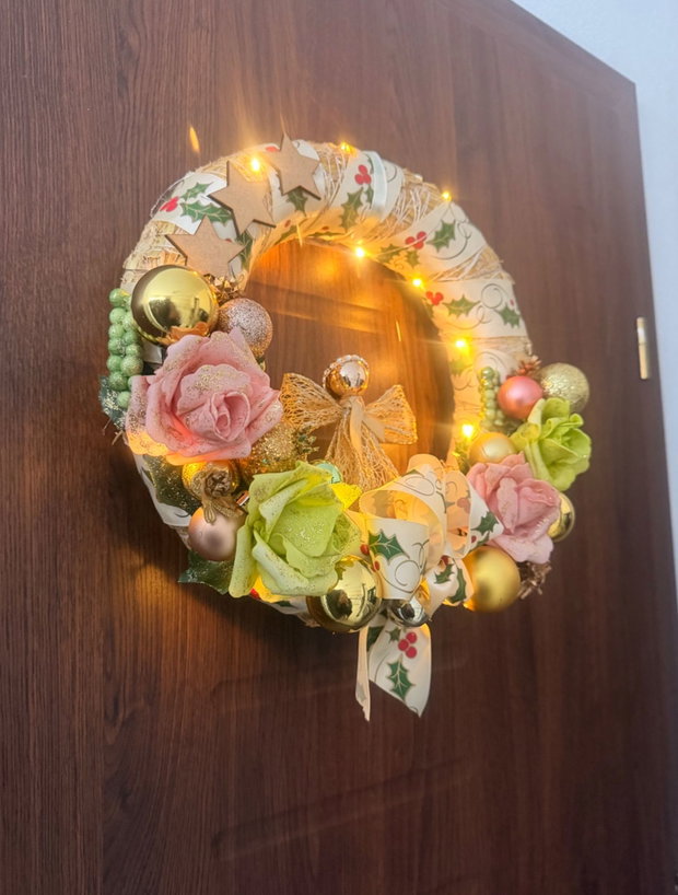 Coroniță Crăciun handmade cu îngeraș, lumini LED și trandafiri decorativi decor ușă elegant