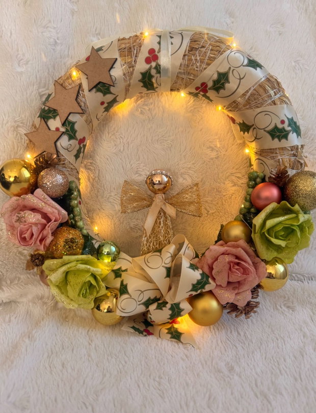 Coroniță Crăciun handmade cu îngeraș, lumini LED și trandafiri decorativi decor ușă elegant