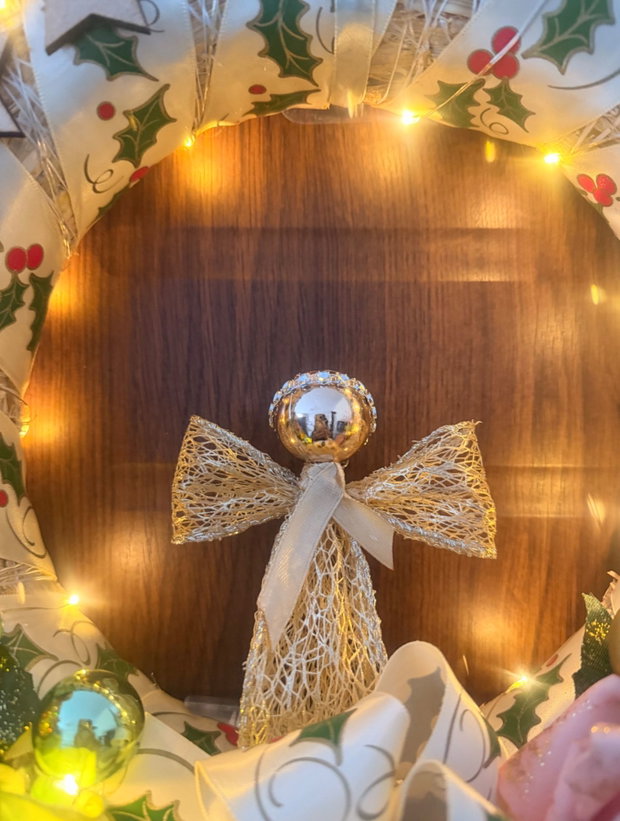 Coroniță Crăciun handmade cu îngeraș, lumini LED și trandafiri decorativi decor ușă elegant