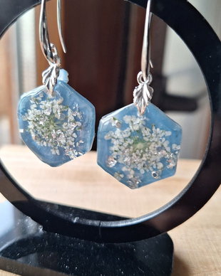 Cercei Hexagonali Handmade  Flori Naturale (Dantela Reginei) în Rășină Bleu