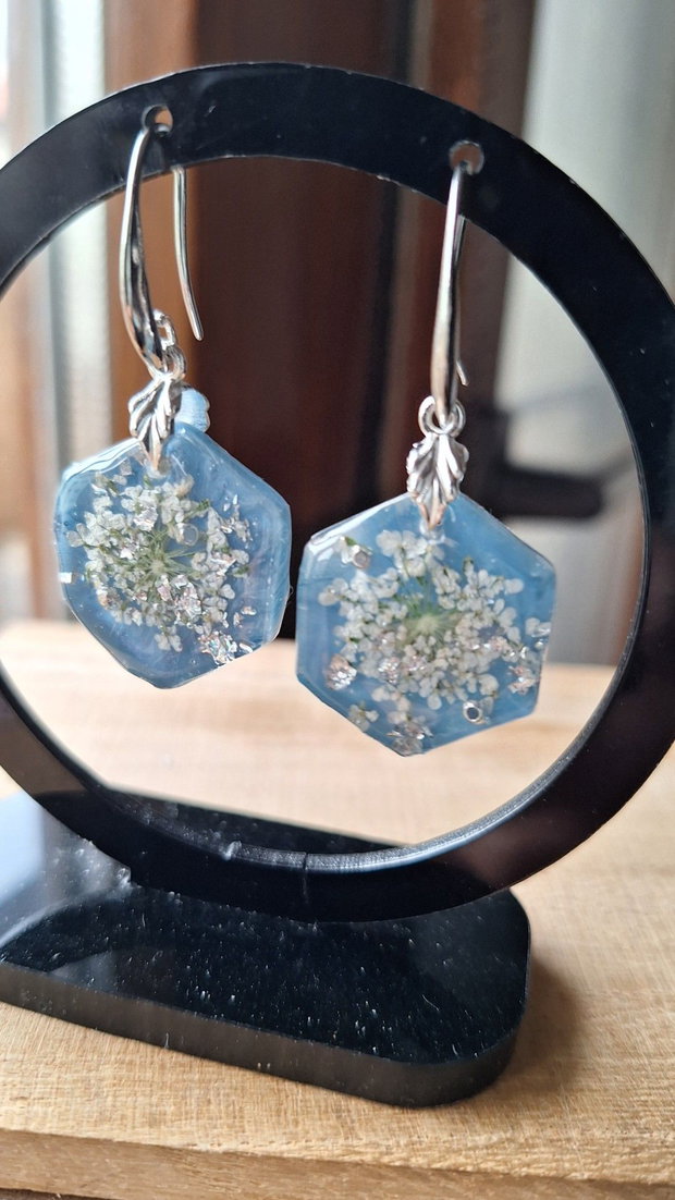 Cercei Hexagonali Handmade Flori Naturale (Dantela Reginei) în Rășină Bleu