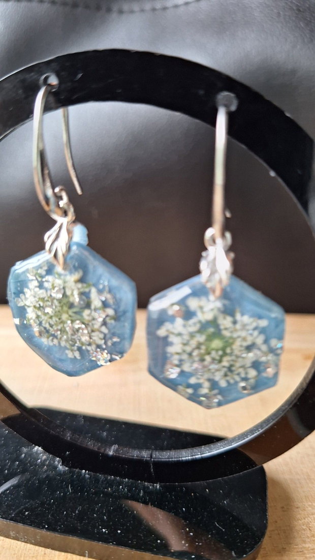 Cercei Hexagonali Handmade Flori Naturale (Dantela Reginei) în Rășină Bleu