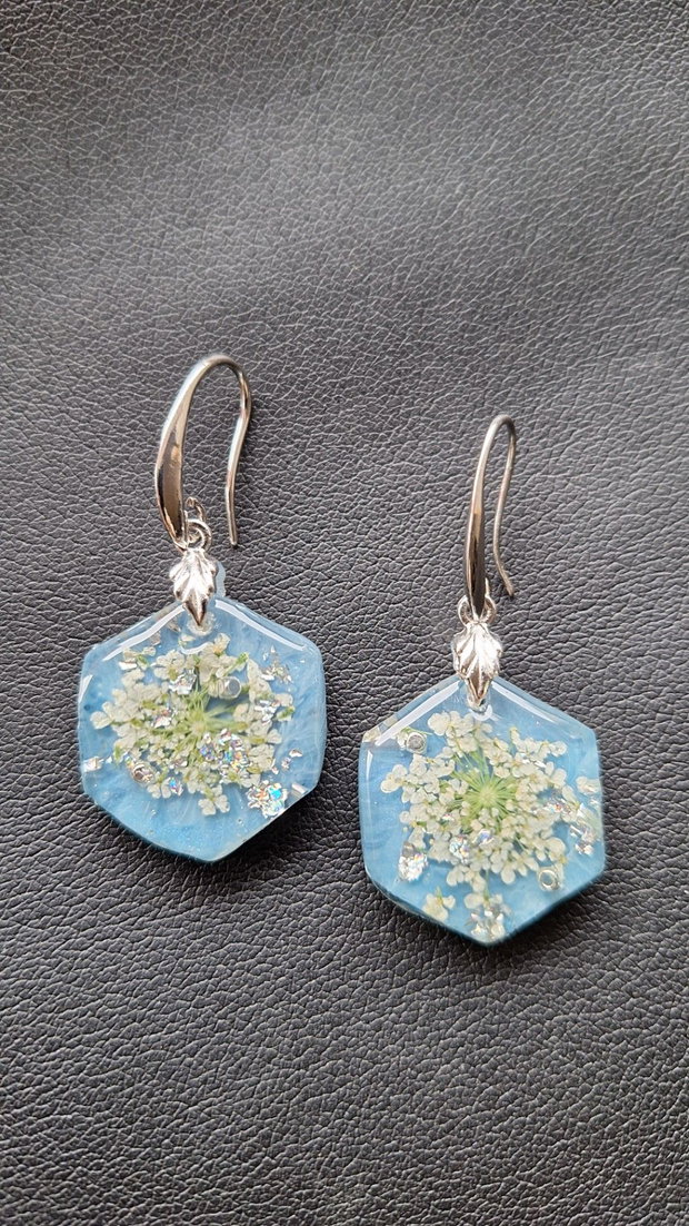 Cercei Hexagonali Handmade Flori Naturale (Dantela Reginei) în Rășină Bleu