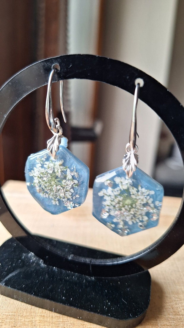Cercei Hexagonali Handmade Flori Naturale (Dantela Reginei) în Rășină Bleu