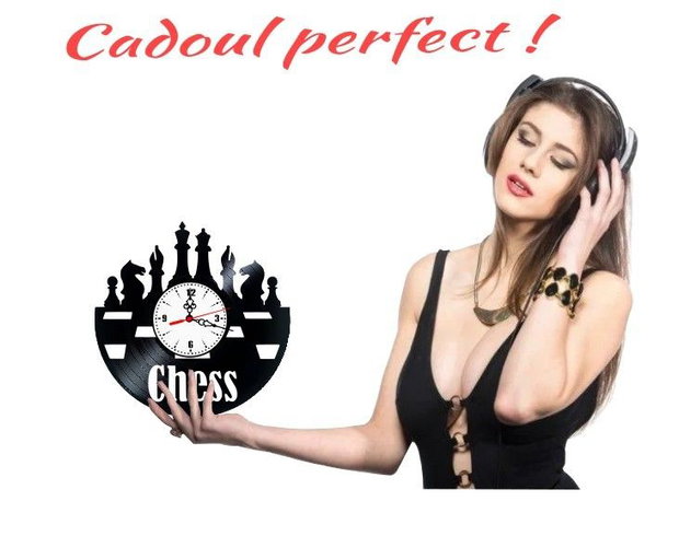 Ceas de perete din disc vinil, Tematică Șah / Chess, Design Retro cu Piese de Șah, Negru