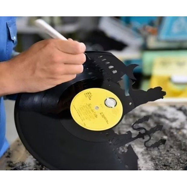 Ceas de perete din disc vinil, Tematică Șah / Chess, Design Retro cu Piese de Șah, Negru