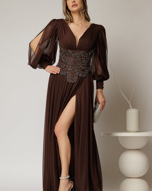 Rochie lunga maro de seara din tull cu corset cu strassuri aplicate