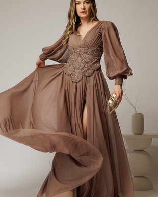Rochie lunga bej de seara din tull cu corset cu strassuri aplicate