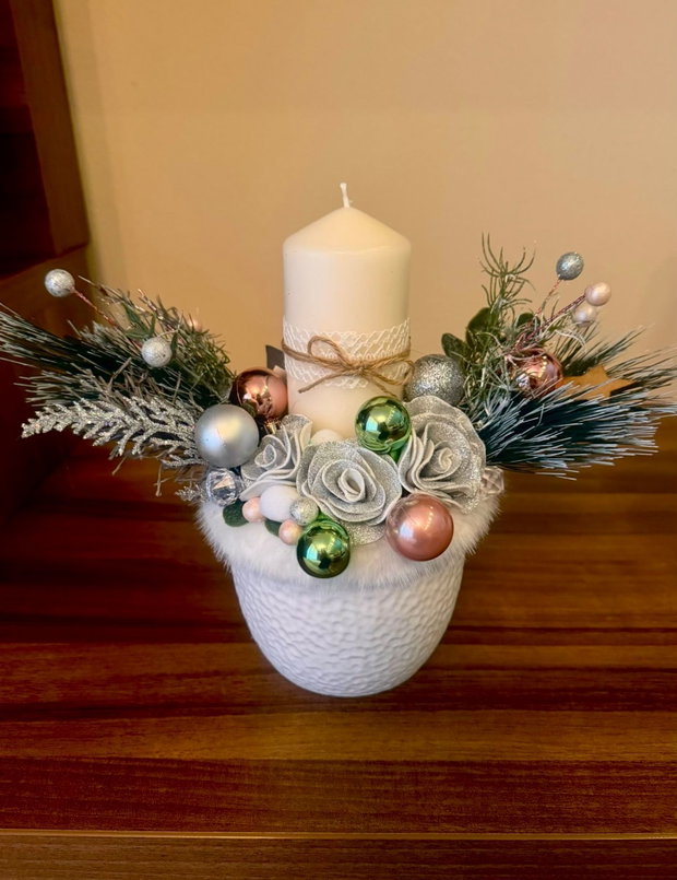 Aranjament Crăciun din colectia ,,Eleganta de iarna,, - Bol Ceramic cu blanita, trandafiri si magnolii
