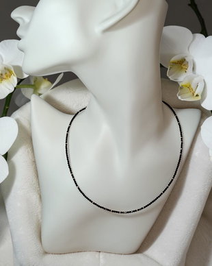 Colier choker cristale negre fațetate  aurii