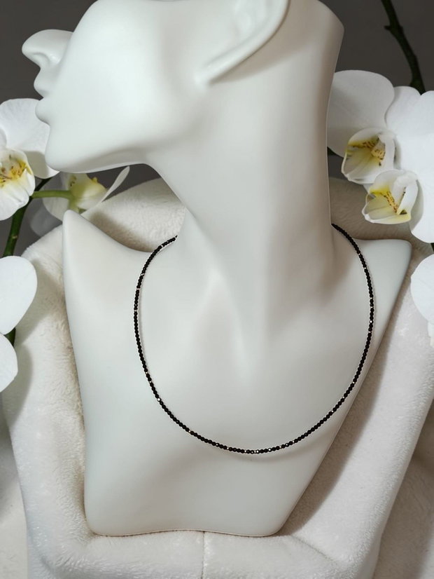 Colier choker cristale negre fațetate aurii