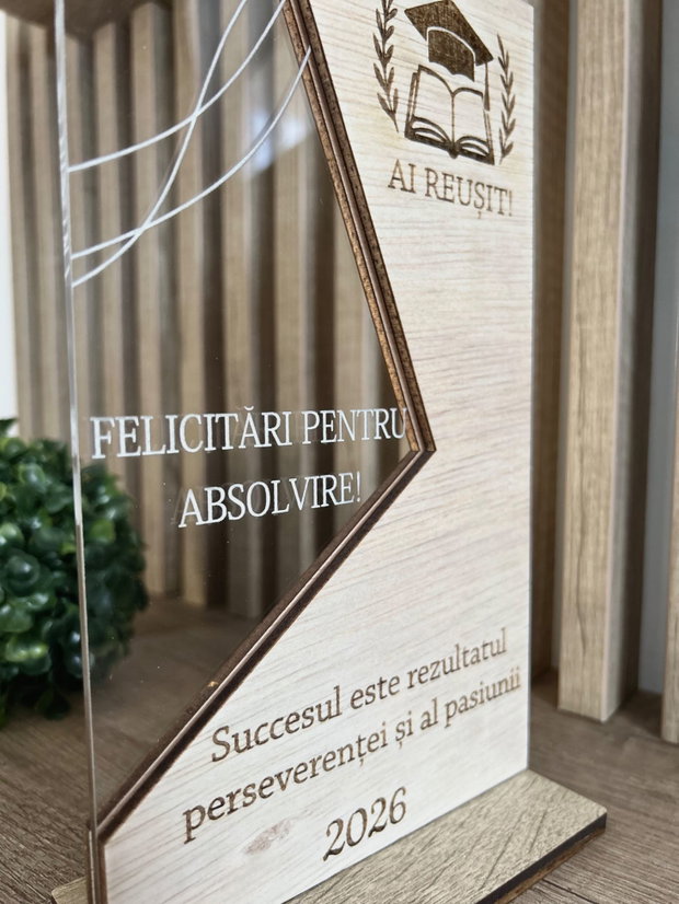 Trofeu absolvire facultate personalizat, decor cu plexiglas, cadou absolvire licență / master,
