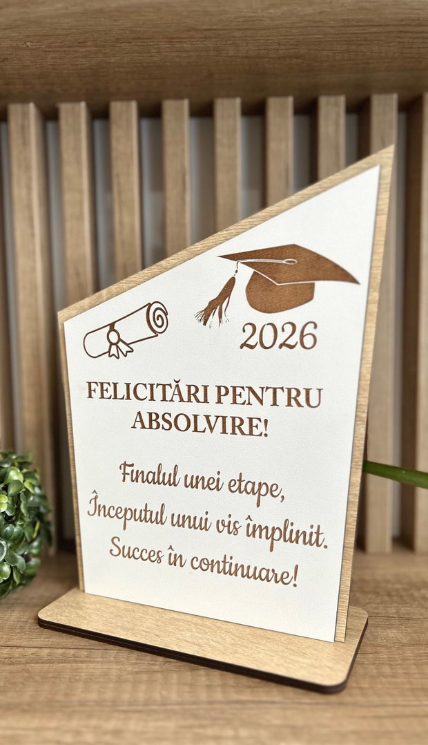 Trofeu absolvire din lemn gravat, cadou absolvent cu suport de birou, mesaj Felicitări pentru absolvire, decor elegant