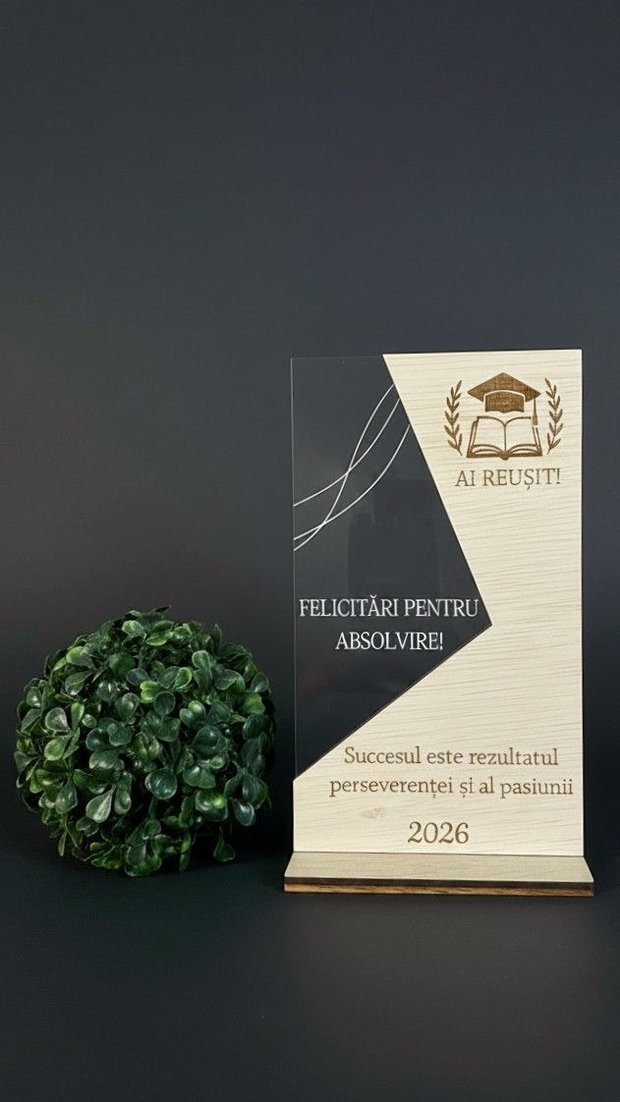 Trofeu absolvire lemn si plexiglass personalizat, cadou premium absolvire