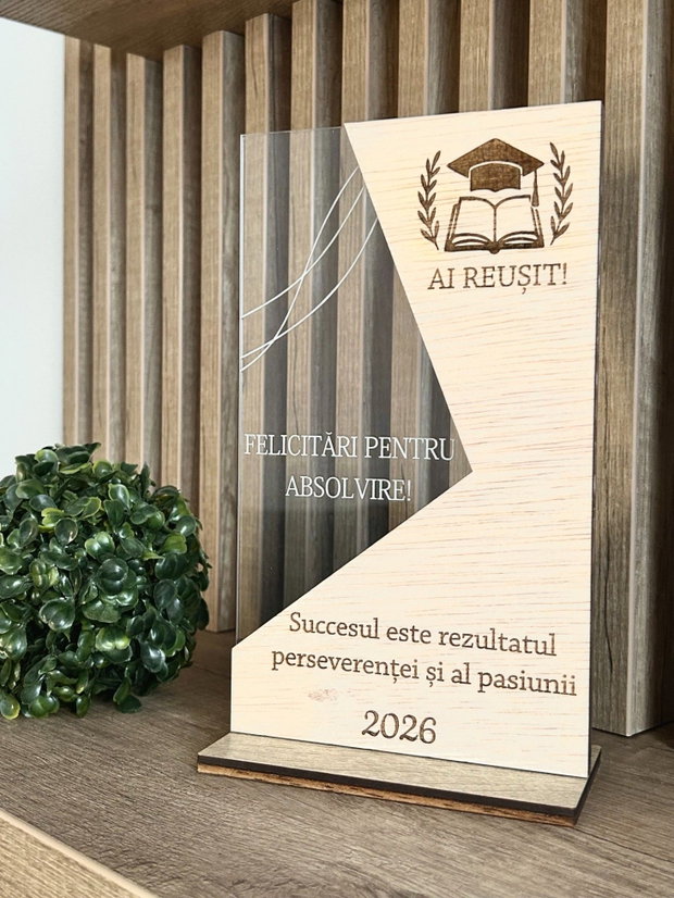 Trofeu absolvire lemn si plexiglass personalizat, cadou premium absolvire