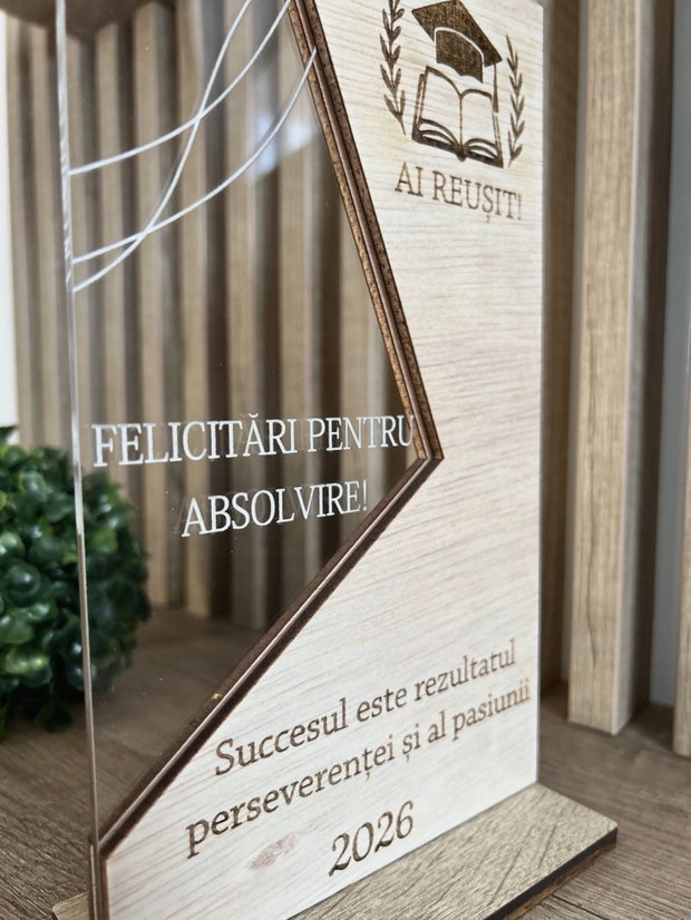 Trofeu absolvire lemn si plexiglass personalizat, cadou premium absolvire