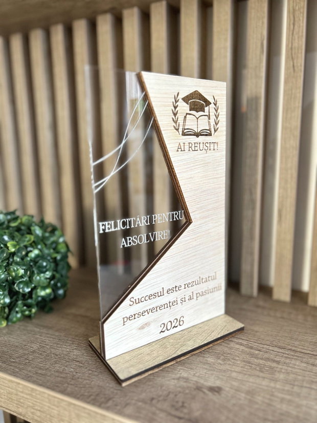 Trofeu absolvire lemn si plexiglass personalizat, cadou premium absolvire