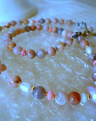 Piatra Lunii, unicat armonios , 4 perle mari , coral lamele