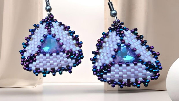 Cercei handmade Triunghi Imperial Mov cu cristal rivoli