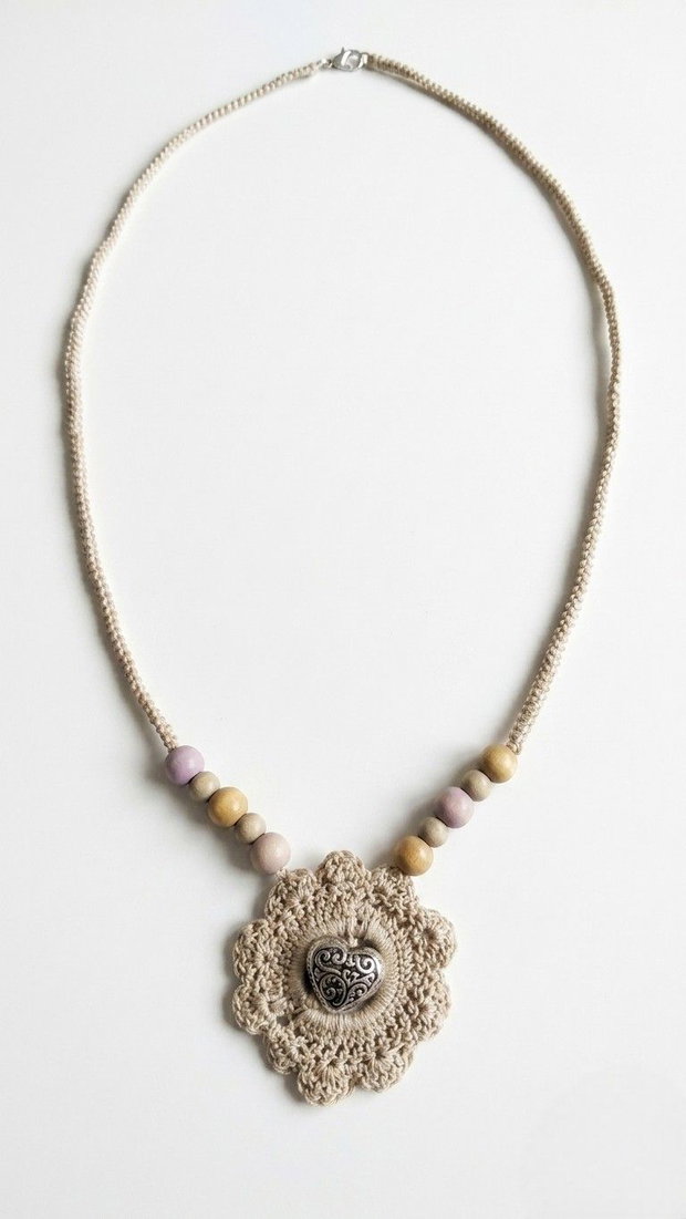 Colier Handmade "Bohemian Heart" Detalii Croșetate și Accente Naturale