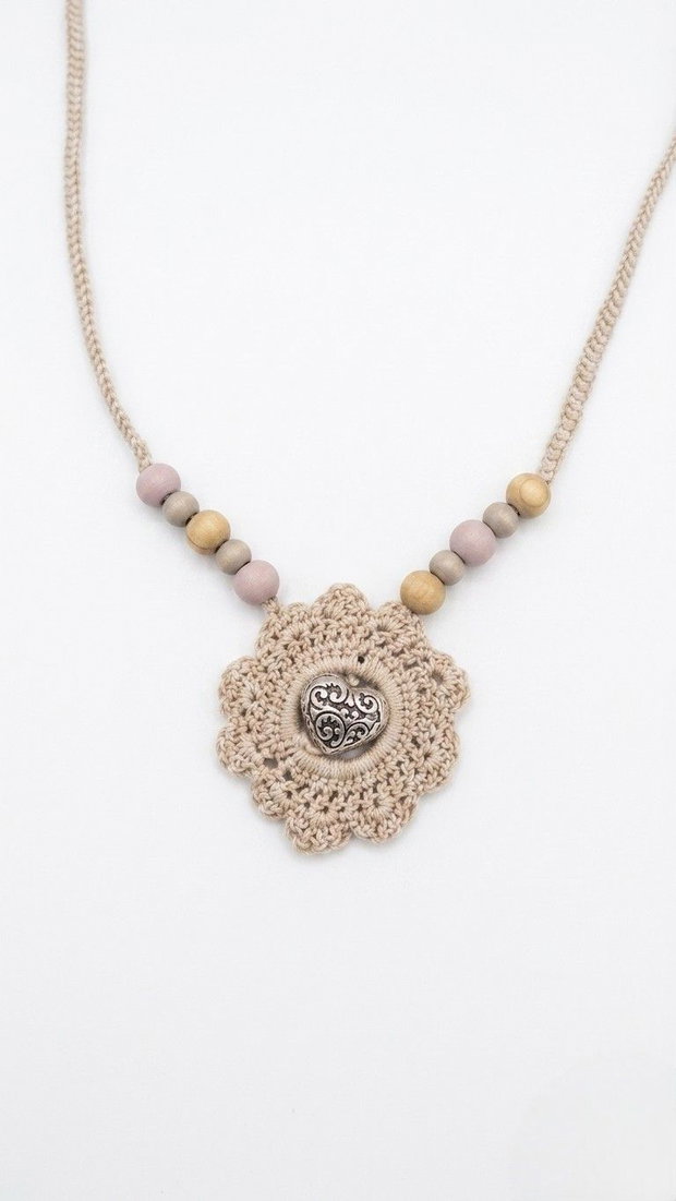 Colier Handmade "Bohemian Heart" Detalii Croșetate și Accente Naturale