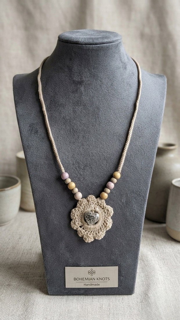 Colier Handmade "Bohemian Heart" Detalii Croșetate și Accente Naturale