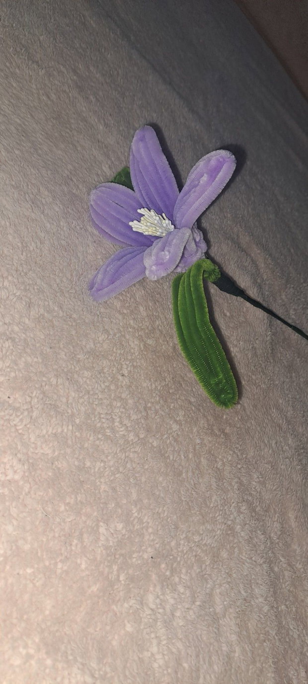 Floare din sârmă plusata făcuta manual