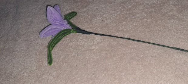 Floare din sârmă plusata făcuta manual