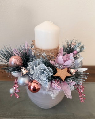 Aranjament Crăciun din colectia ,, Eleganta de iarna,, cu lumânare  bol ceramic gri, trandafiri albi glitter & magnolii roz handmade