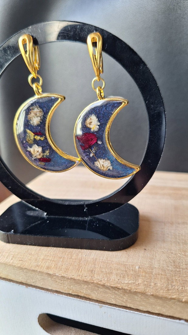 Cercei Handmade Semilună cu Flori Naturale și Glitter Albastru