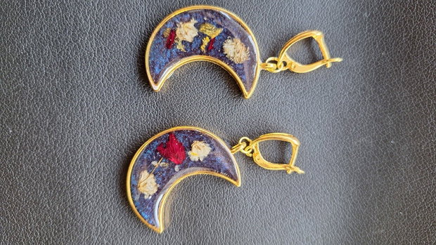 Cercei Handmade Semilună cu Flori Naturale și Glitter Albastru