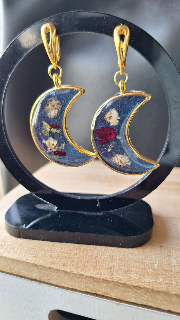 Cercei Handmade Semilună cu Flori Naturale și Glitter Albastru