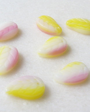 Margele sticla presata Cehia - frunze 4x9x14 mm