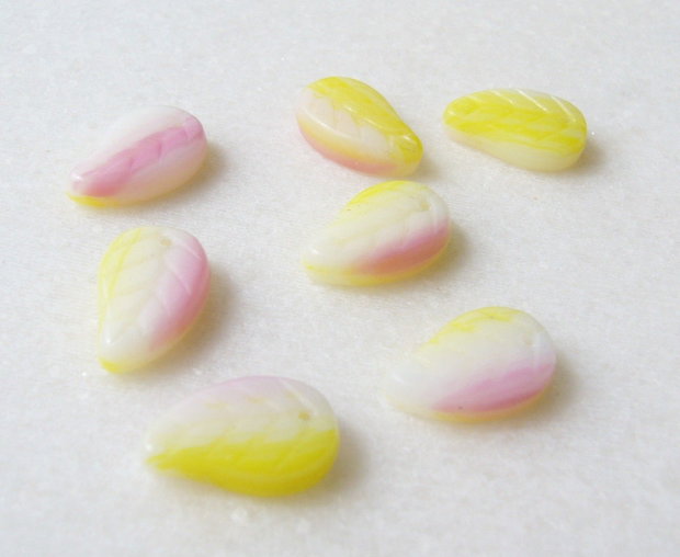 Margele sticla presata Cehia - frunze 4x9x14 mm