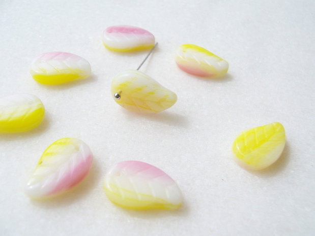 Margele sticla presata Cehia - frunze 4x9x14 mm