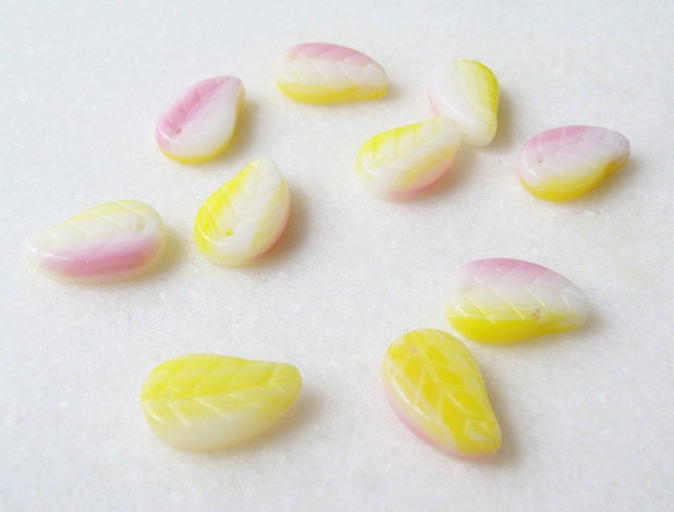 Margele sticla presata Cehia - frunze 4x9x14 mm