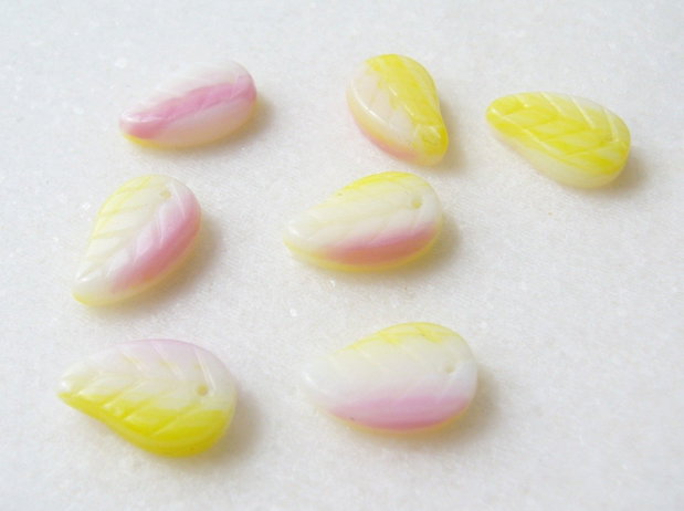 Margele sticla presata Cehia - frunze 4x9x14 mm