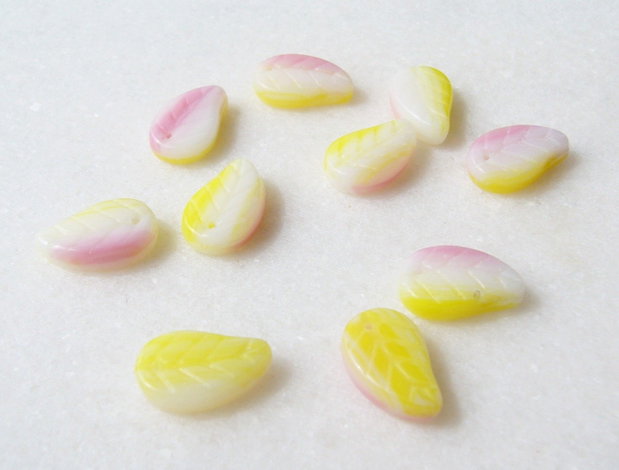 Margele sticla presata Cehia - frunze 4x9x14 mm