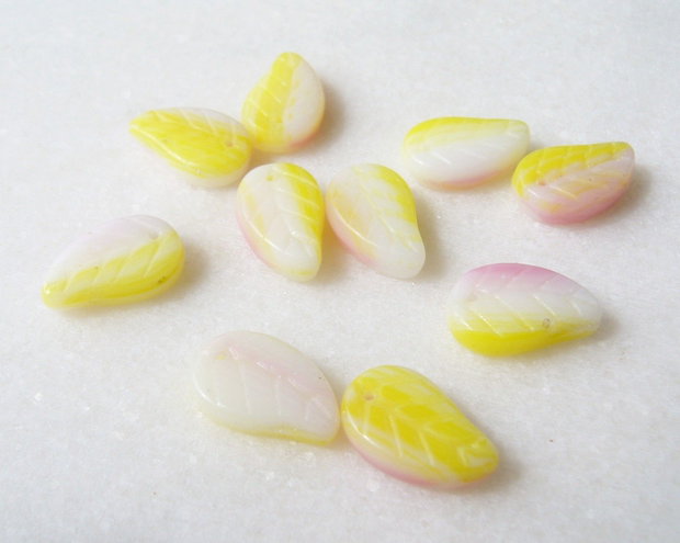 Margele sticla presata Cehia - frunze 4x9x14 mm