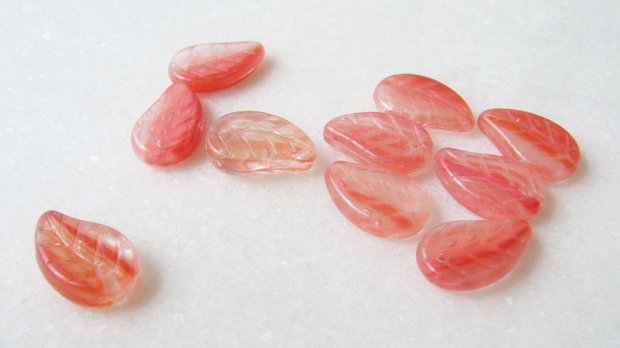 Margele sticla presata Cehia - frunze 4x9x14 mm