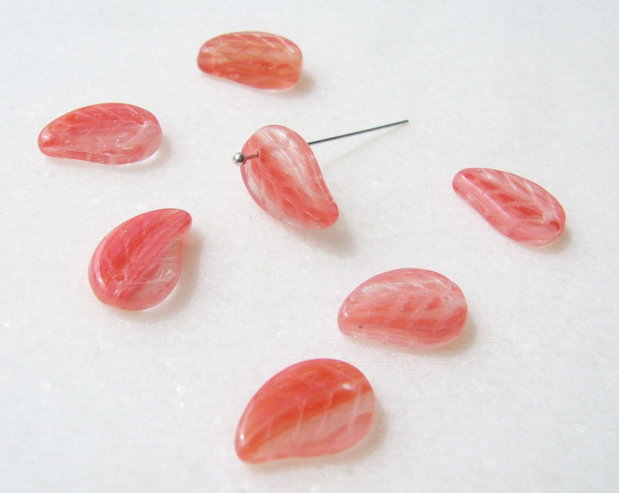 Margele sticla presata Cehia - frunze 4x9x14 mm
